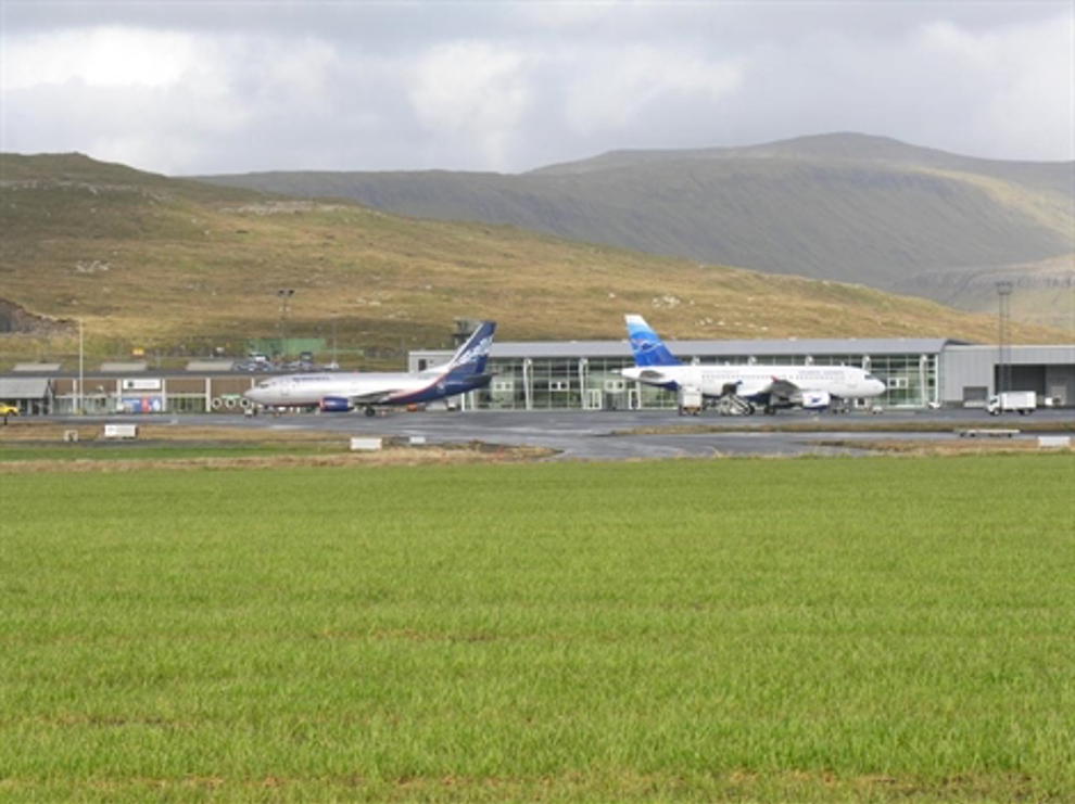 Met í bæði ferðafólkatalinum og methøgur regularitetur á flogvøllinum í Vágum