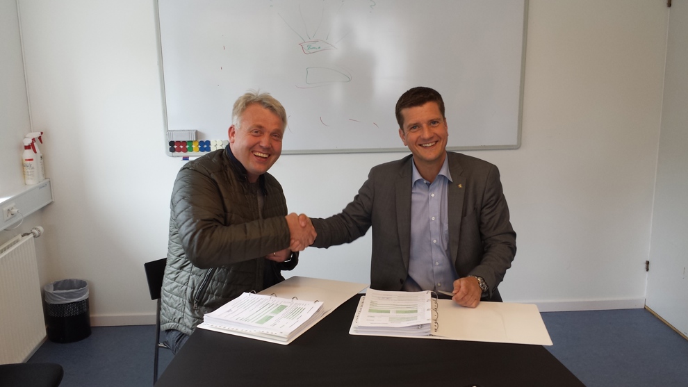 Sáttmáli um útbygging av parkeringsøkinum við flogvøllin undirskrivaður