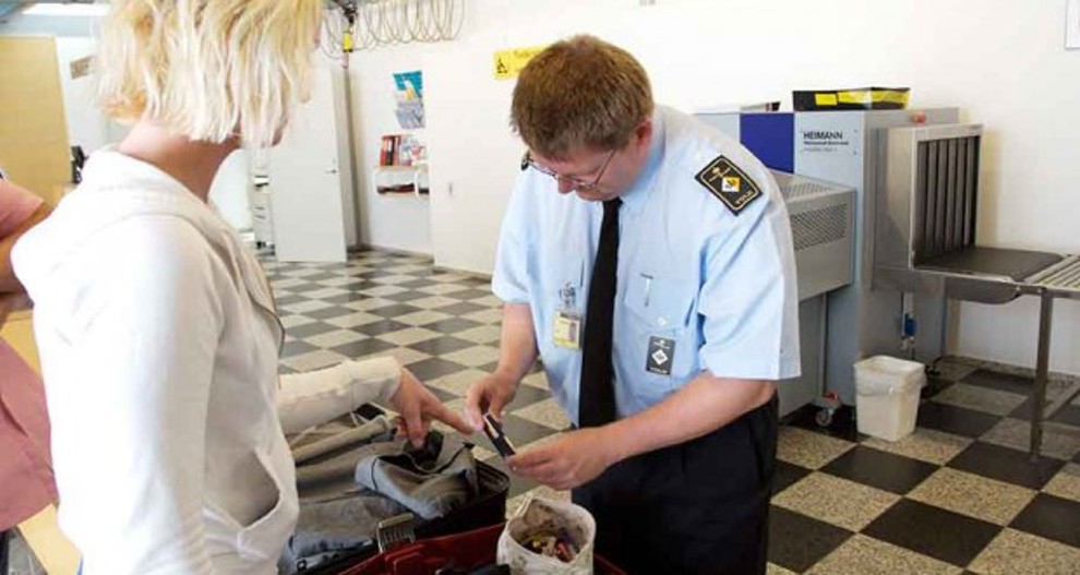 ES kommissiónin vil hoyra frá ferðafólkum viðvíkjandi loyvdari vesku umborð á flogfør