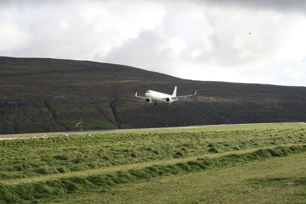 Airbus 321neo vitjaði flogvøllin