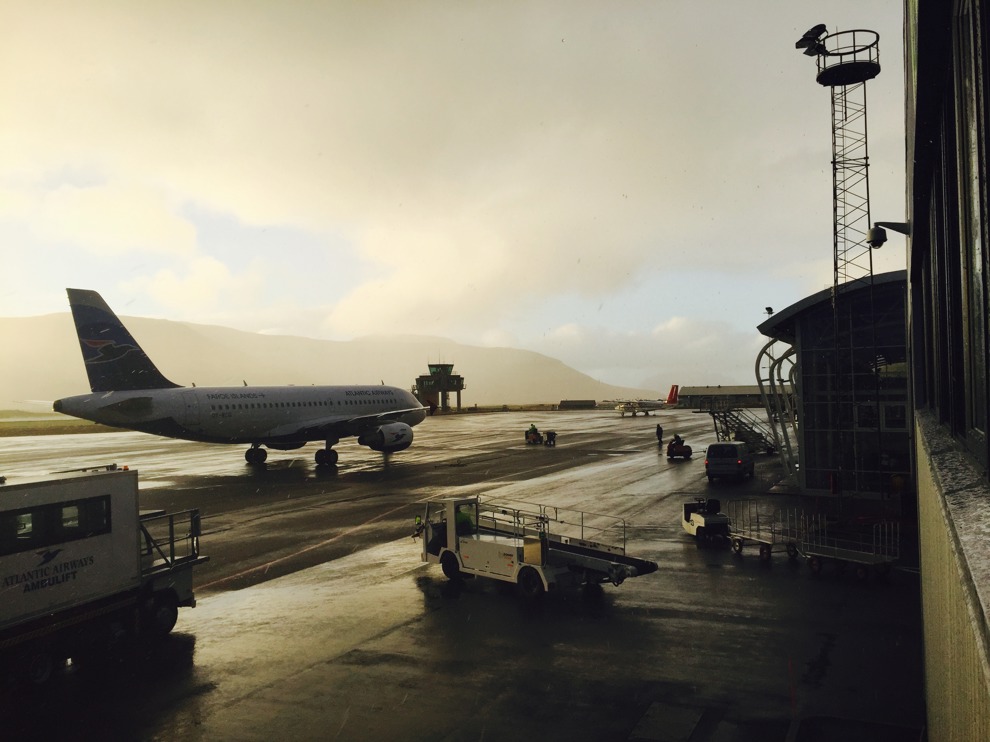 Lækking í ferðafólkatalinum umvegis flogvøllin