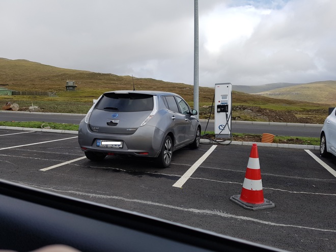 Fyrsta løðing á flogvøllinum