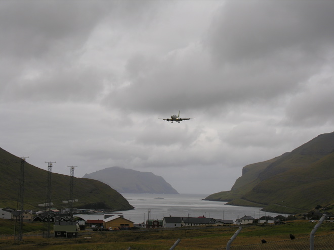 Yvir 300.000 ferðafólk komin og farin umvegis Vága Floghavn higartil í ár